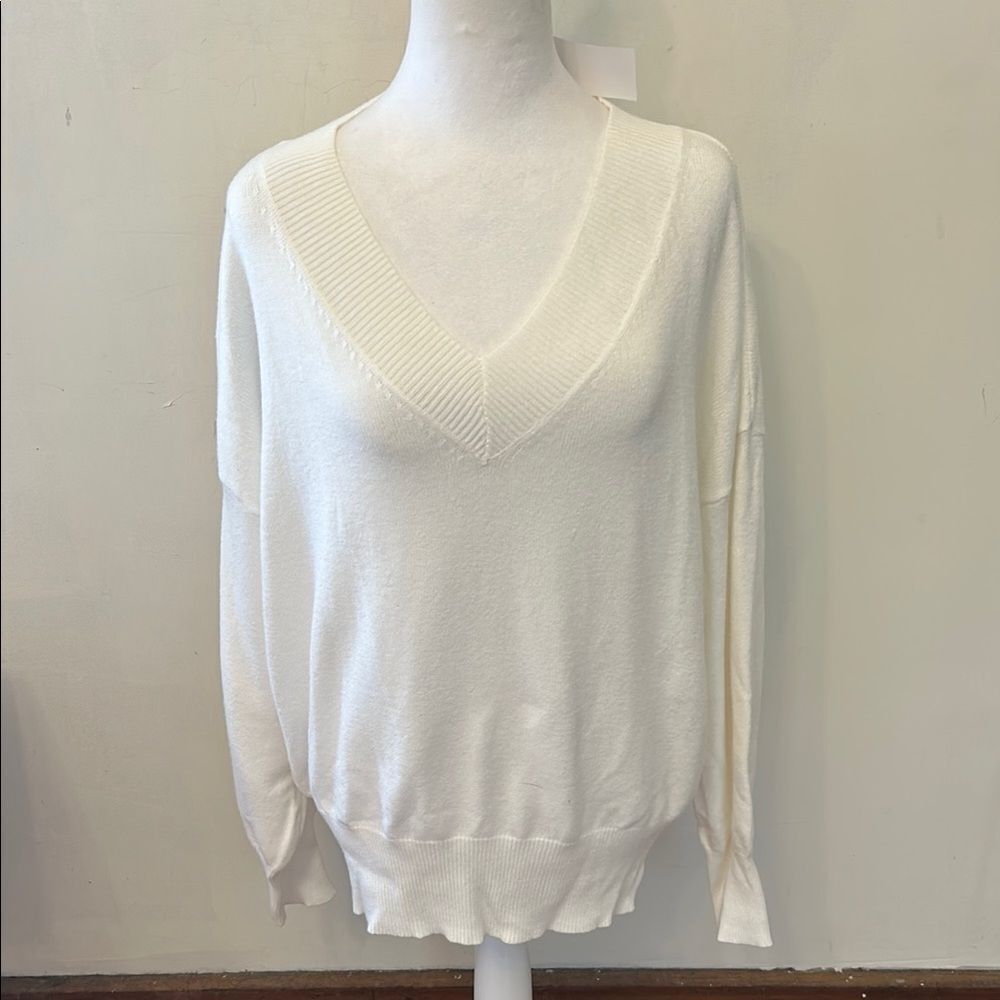 Philosophy cream V neckline long sleeve sweater Size XL New